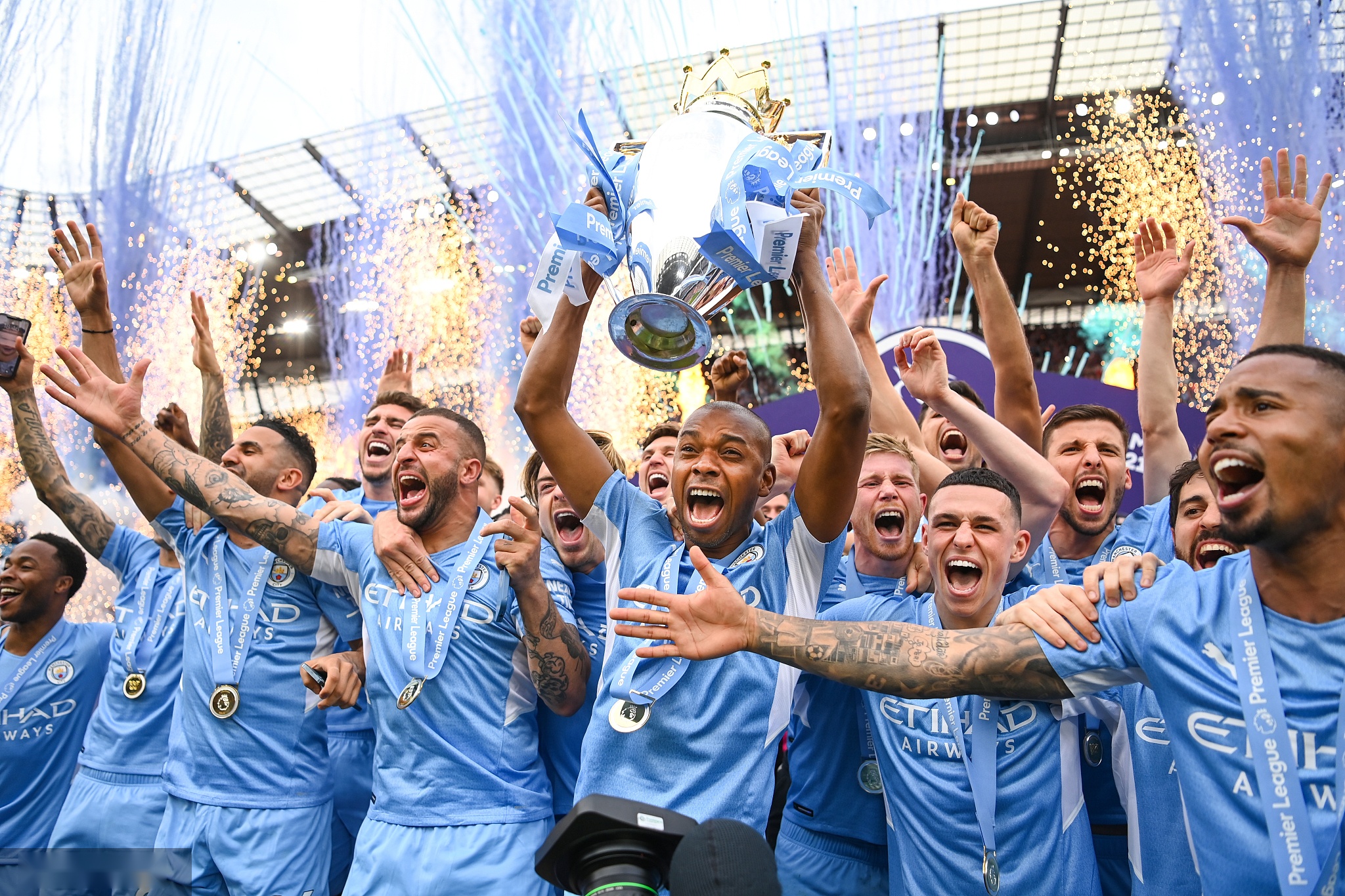 顿时满场哗 顿时满场哗